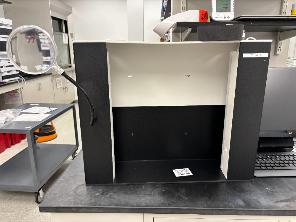 Image of Manual Vial Inspection Booth